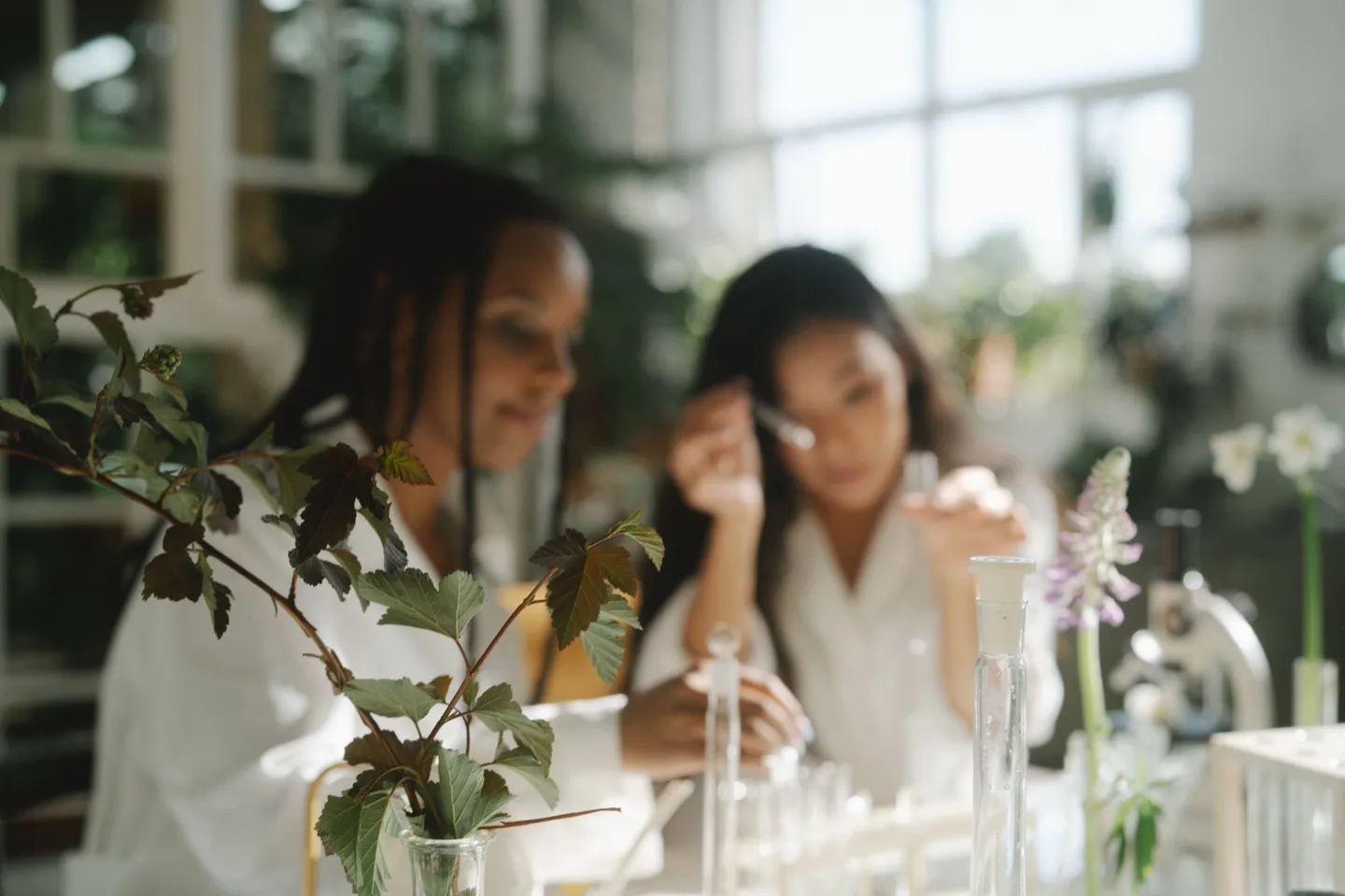 Deux collaboratrices du laboratoire observant un produit cosmétique